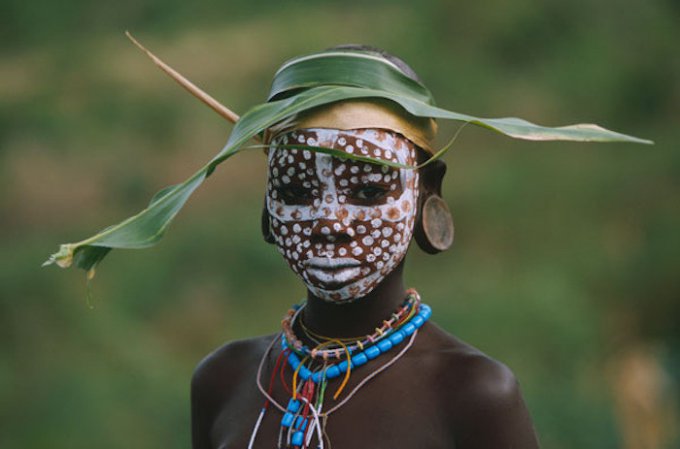 Колоритные наряды африканских племен из цветов и вулканической пыли. Фото