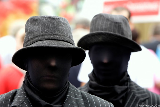 В Бразилии мужчины, одетые в фольгу, обокрали банк. Видео