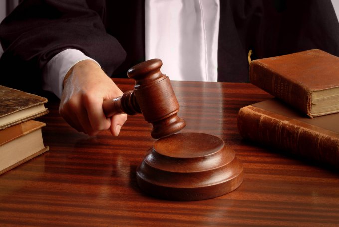В США судья «успокоил» подсудимого электрошокером. Видео