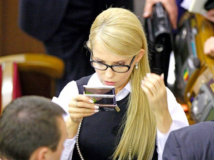 «Наряды берет напрокат»: в Сети снова высмеяли зарплату Тимошенко