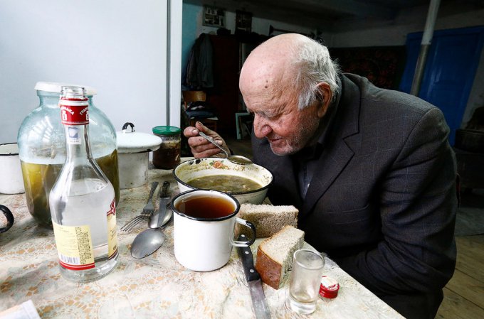 90-летний житель Чернобыльской зоны, который отказался покинуть свой дом. Фото