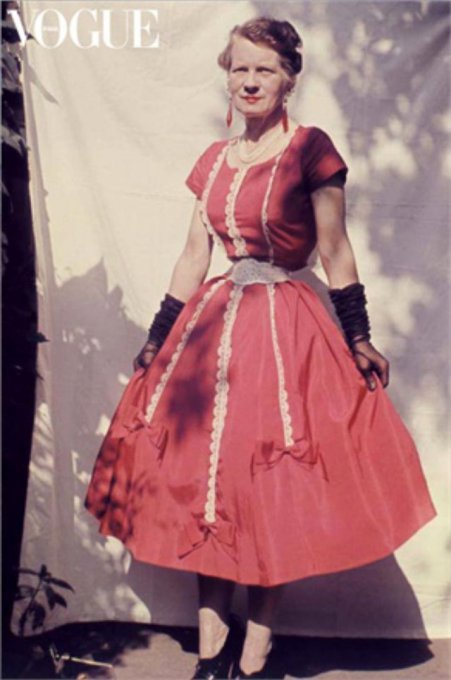 Обладательница самой тонкой талии XX века, вынужденная всю жизнь носить корсет. Фото