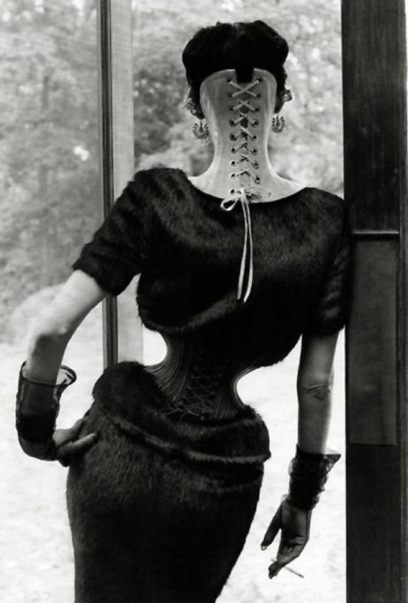 Обладательница самой тонкой талии XX века, вынужденная всю жизнь носить корсет. Фото