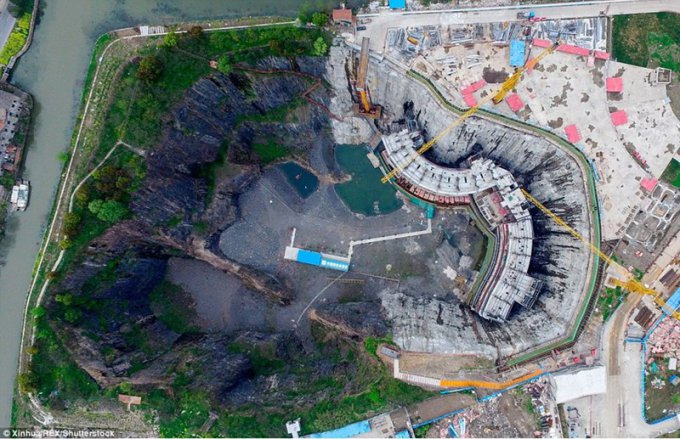 Китайцы строят отель в карьере глубиной в километр. Фото