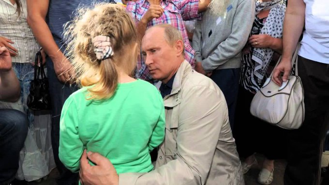 В Сети появилась свежая шутка о Путине, который помогает детям
