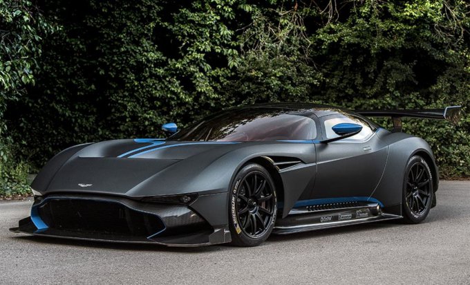 Суперкар Aston Martin Vulcan станет доступным для обычных дорог