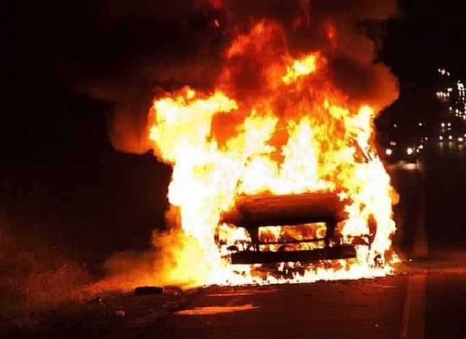 В Херсоне в автомобиле сгорел заживо человек