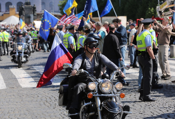 «Домой, оккупанты!»: российских байкеров встретили в Праге акцией протеста. Видео