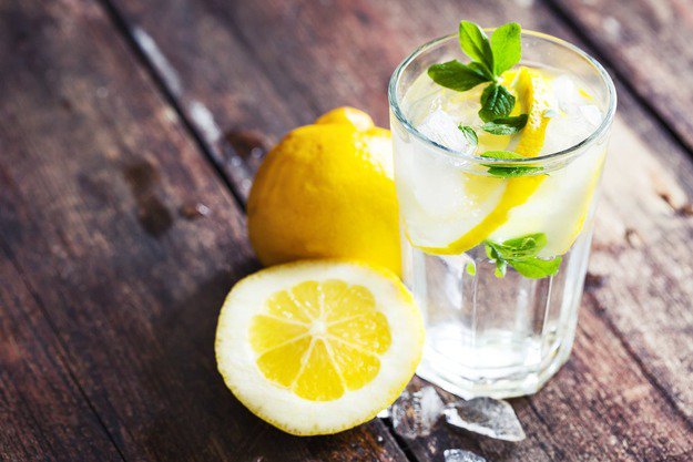 Семь причин ежедневно пить воду с лимоном