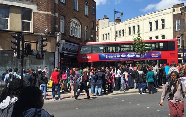 В Лондоне автобус с пассажирами врезался в витрину магазина 