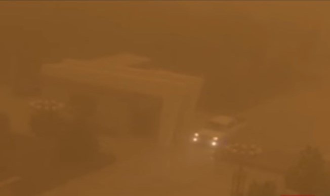 В Китае песчаный шторм превратил день в ночь. Видео
