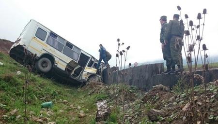 В Южной Осетии автобус с военными РФ упал в пропасть