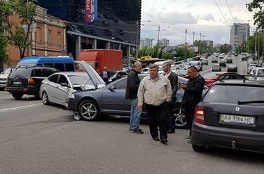 ДТП в Киеве: в столкновении иномарок пострадали двое человек