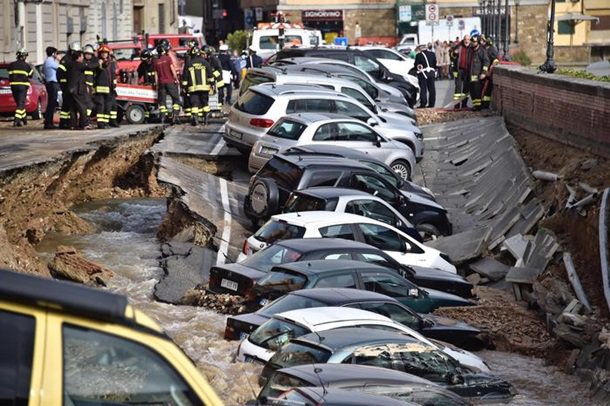 В Италии несколько десятков авто провалились под землю