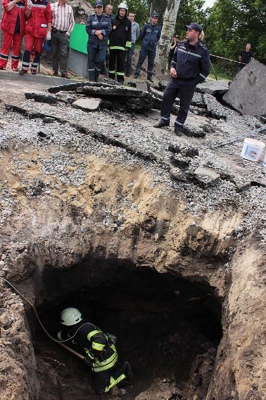 Обвал тоннеля в Черкассах: мужчину засыпало землей заживо