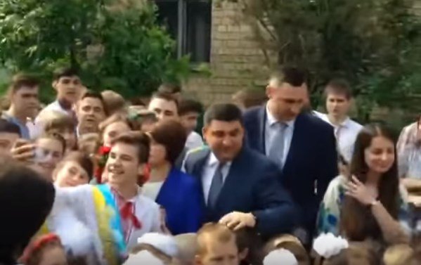 Гройсмана затолкали киевские школьники на последнем звонке. Видео