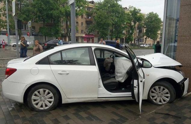 В Харькове иномарка на огромной скорости врезалась в жилой дом