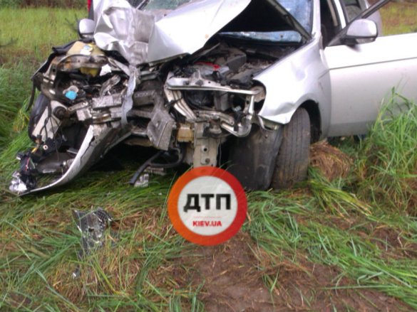 ДТП под Киевом: водитель иномарки разбился насмерть, врезавшись в дерево