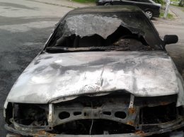 В Киеве за ночь сгорели две иномарки и автобус