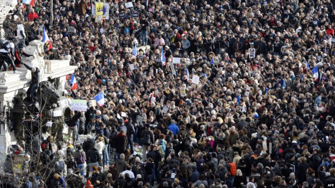 В Париже во время демонстраций произошли столкновения