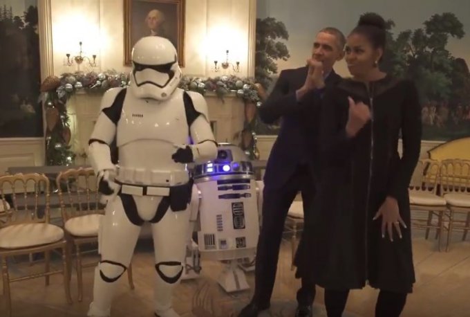 Обама зажигательно станцевал с персонажами «Звездных войн». Видео