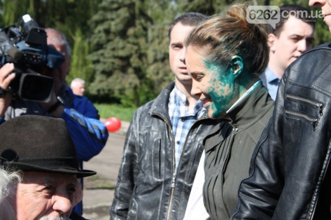 Королевскую во время шествия в Славянске облили зеленкой