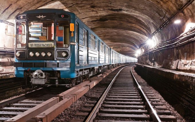 В харьковском метро мать с двумя детьми бросилась под вагон поезда. Видео