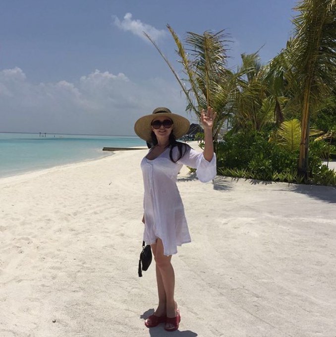 Анастасия Заворотнюк прогулялась по Мальдивам в прозрачной тунике