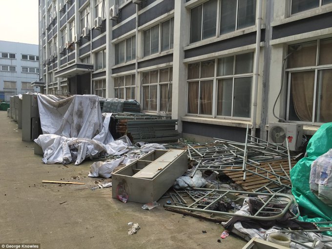 Суровые условия жизни сборщиков iPhone в пригороде Шанхая. Фото