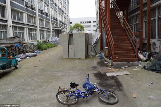 Суровые условия жизни сборщиков iPhone в пригороде Шанхая. Фото