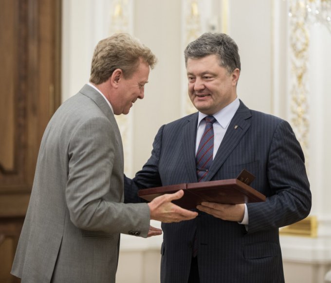 Порошенко наградил футболистов, воспитавших миллионы украинцев