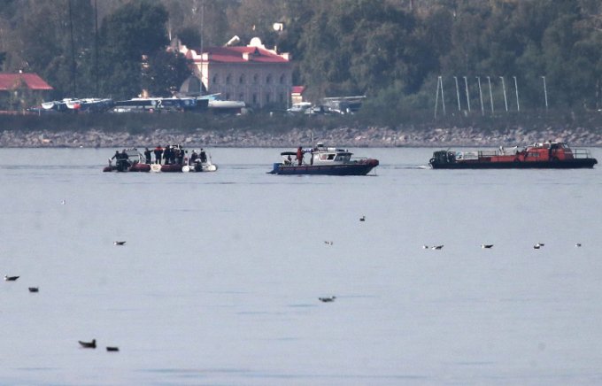 В России вертолет упал в озеро, есть жертвы
