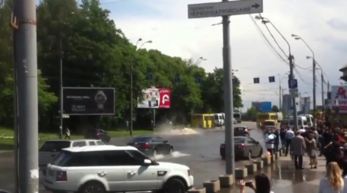 В Киеве провалился асфальт из-за прорыва водопровода. Видео