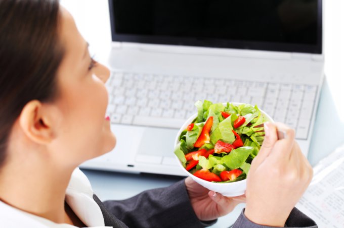 Правильное питание и работа в офисе совместимы – диетологи