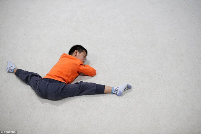 Изнурительные тренировки маленьких китайцев в спортивных школах. Фото