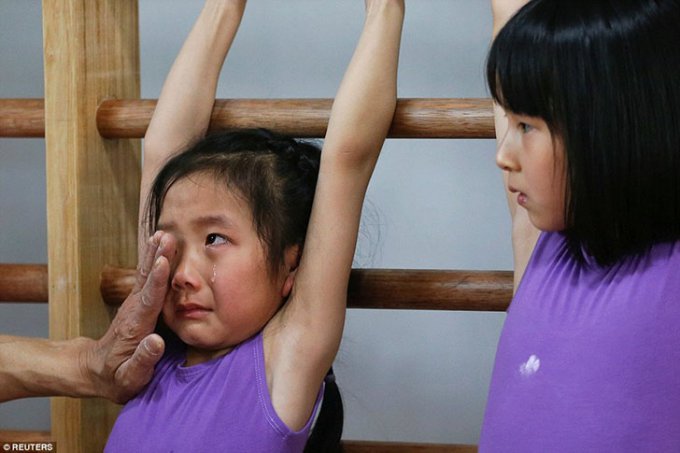 Изнурительные тренировки маленьких китайцев в спортивных школах. Фото
