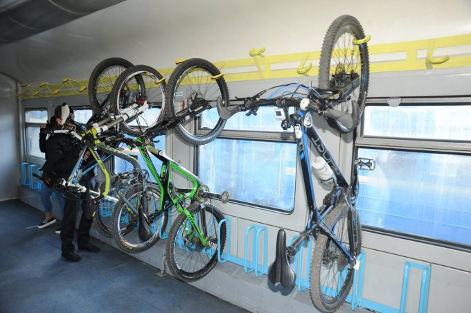 В Украине появился поезд с вагоном для велосипедов