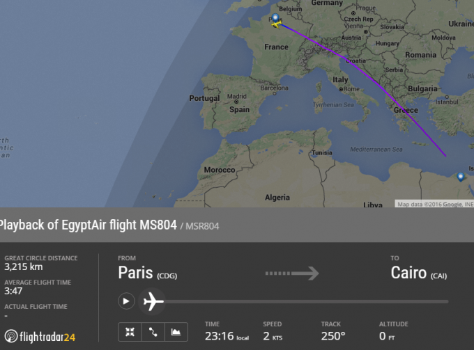 Крушение самолета EgyptAir: обнаружены первые останки погибших