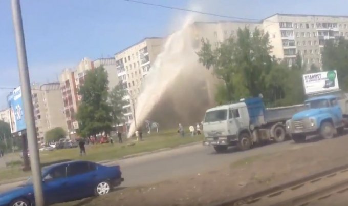 В России из-за прорыва трубопровода вылетели окна в жилом доме. Видео