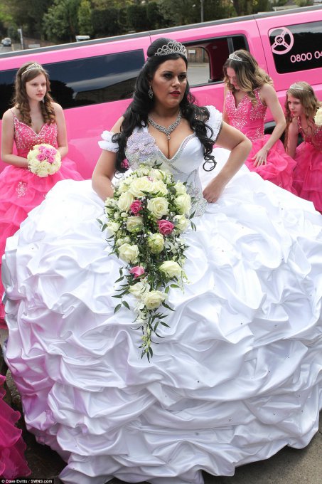Британская невеста отправилась под венец в платье весом 63 килограмма. Фото