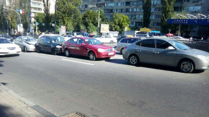 В центре столицы произошло ДТП с участием четырех автомобилей