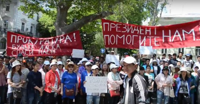 В Одессе вьетнамцы пикетировали прокуратуру. Видео  