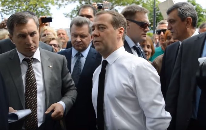 В Сети «затроллили» встречу Медведева и пенсионеров в Крыму