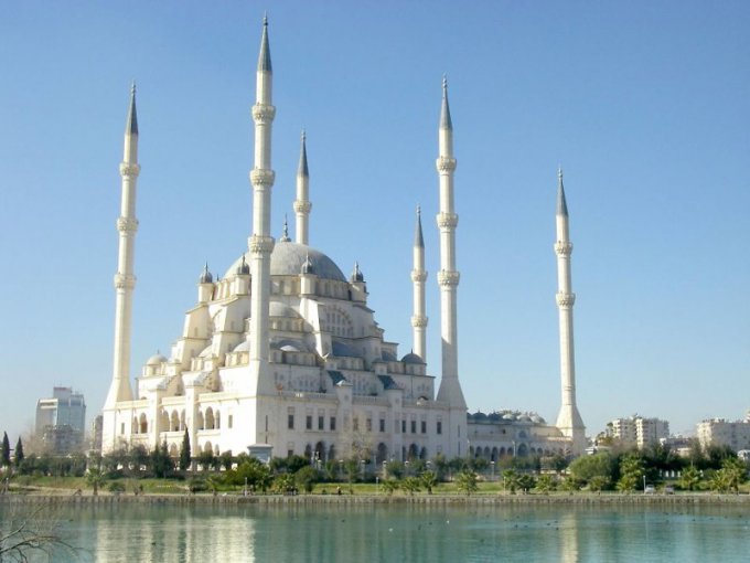 Величественные мечети, притягивающие туристов со всего мира. Фото