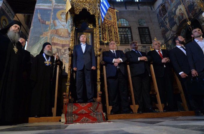 Россияне высмеяли фото Путина в греческом храме