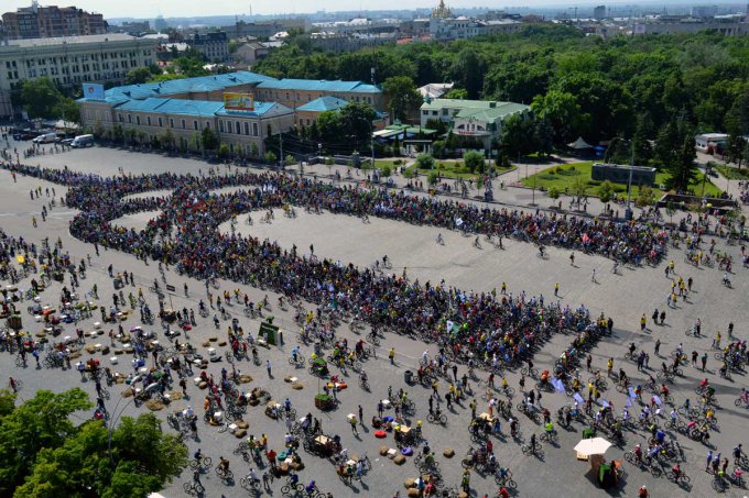 В Харькове тысячи велосипедистов изобразили символ города. Видео