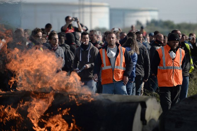 Самые яркие кадры массовых протестов во Франции. Фото