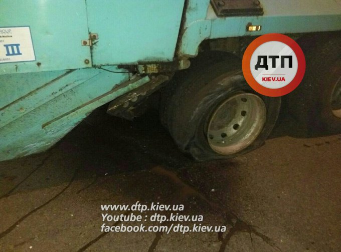 «Пьяное» ДТП в Киеве: мусоровоз раздавил иномарку