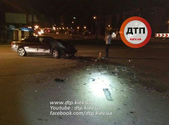 «Пьяное» ДТП в Киеве: мусоровоз раздавил иномарку