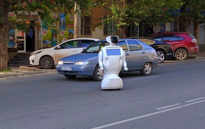 В России робот перекрыл движение на дороге. Видео